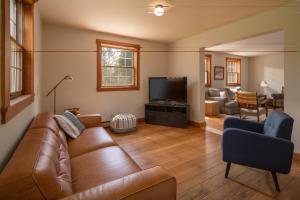 East BurkeColonial Home Directly on Kingdom Trails!的带沙发和电视的客厅