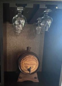 塞凡Edem B&B的墙上的时钟和两杯眼镜