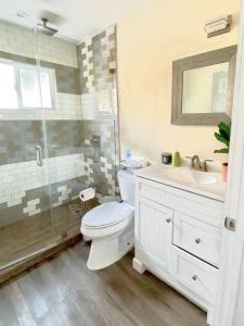 西诺Hidden Gem LA: 2bd guesthouse w/ dreamy backyard的浴室配有卫生间、盥洗盆和淋浴。