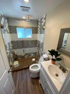 西诺Hidden Gem LA: 2bd guesthouse w/ dreamy backyard的一间带卫生间和水槽的浴室