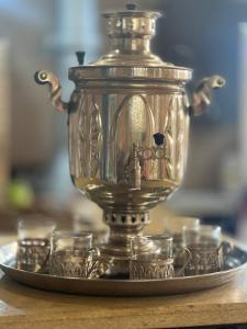 塞凡Edem B&B的银茶壶和盘子上的玻璃杯
