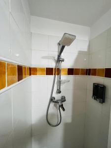 塞拉内华达Apartamento Sierra Nevada Galatino 22D的带淋浴喷头的浴室