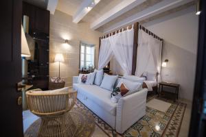 科斯皮夸Casa Maria Tereza的客厅配有白色的沙发和椅子