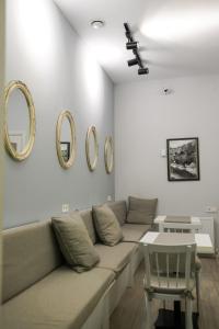 库塔伊西Hotel Ticiani 13的客厅配有沙发和墙上的镜子
