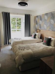伦敦伦敦文森特之家酒店的一间卧室设有两张床和窗户。