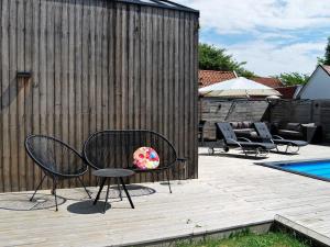 马尔默4 person holiday home in MALM的庭院设有两把椅子和一张桌子,旁边是围栏