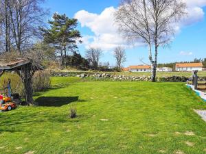 Spjärr5 person holiday home in K LLEK RR的一片草场,有一群羊在后面