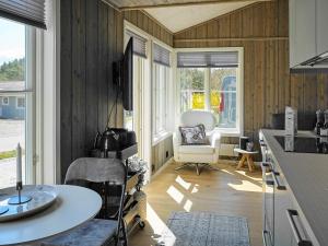 Spjärr5 person holiday home in K LLEK RR的一间厨房,内设一张桌子和一把椅子