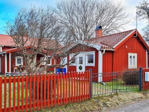 博伦厄Holiday home BORLÄNGE的前面有栅栏的红色房子