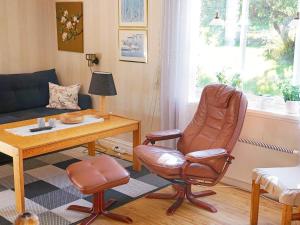 欧弗拜恩6 person holiday home in TORSBY的客厅配有椅子和桌子