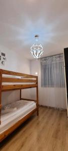 特拉维夫funattlv的一间卧室配有一张双层床和吊灯。