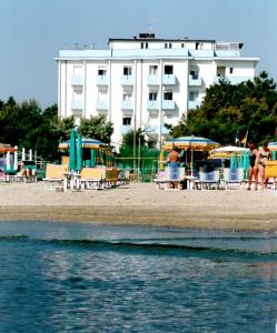 利多克拉西Hotel Mirage的海滩上的酒店,配有椅子和遮阳伞
