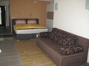 安嫩海姆Villa Burgblick的客厅配有沙发和1张床