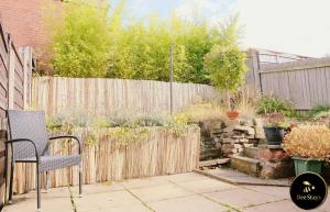 曼彻斯特Bee Stays - Caldecott House的一个带椅子和围栏的院子