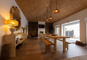 阿兰德鲁阿尔C`Alma D`Alentejo的一间带木桌和长凳的用餐室