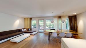 科隆Designer-Loft mit Whirlpool的客厅配有沙发和桌子