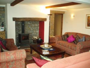 吉斯本Foxhill Barn的客厅设有两张沙发和一个壁炉