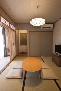 出云市Izumo - House - Vacation STAY 13870v的客厅配有桌子和电视