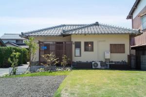 出云市Izumo - House - Vacation STAY 13870v的一座带斜屋顶的小房子