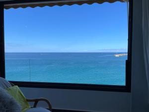 帕塔拉瓦卡Direkt am Strand - Playa Patalavaca - Doñana的卧室窗户享有海景。