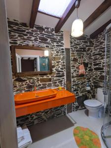 FrancosCasa do Estevo的石质浴室设有水槽和镜子