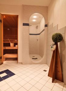 兰德豪斯陶兹酒店的一间浴室