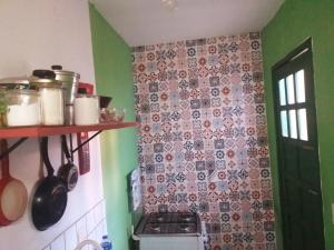 伦索伊斯Casa Relva的厨房配有炉灶和瓷砖墙。