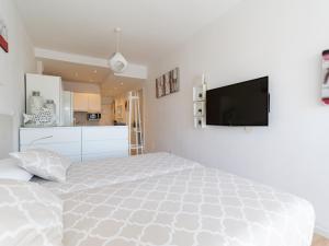 大加那利岛拉斯帕尔马斯Attico Albareda的白色卧室配有床和平面电视