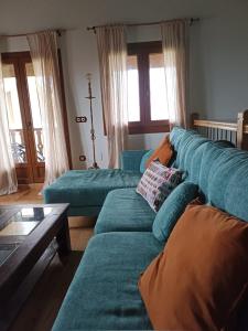 Alto el Monte 2 - AR1414的客厅配有蓝色的沙发和桌子