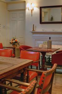 斯沃弗姆贝斯特韦斯特斯沃弗姆乔治酒店的一间带桌椅和镜子的用餐室