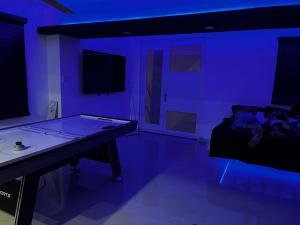 圣胡安Satisfaction的蓝色的房间,里面设有乒乓球桌