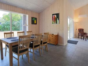 伊斯科博约格6 person holiday home in Eskebjerg的一间带桌椅的用餐室