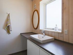伊斯科博约格6 person holiday home in Eskebjerg的一间带水槽和镜子的浴室