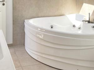 桑德比耶特6 person holiday home in Bjert的浴室内设有一个白色浴缸