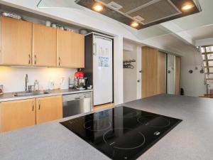 奥特鲁普Holiday home Otterup XXII的厨房配有黑色台面和木制橱柜