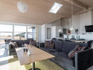 凡岛Holiday home Fanø CLXXIII的客厅配有沙发和桌子