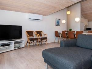 格莱斯堡8 person holiday home in Glesborg的客厅配有沙发和桌椅
