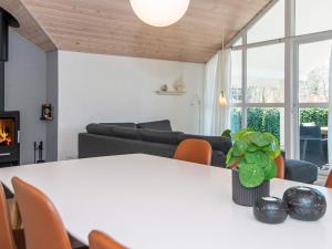 格莱斯堡8 person holiday home in Glesborg的客厅配有白色桌子和沙发