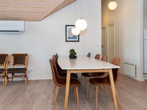 格莱斯堡8 person holiday home in Glesborg的一间带桌椅的用餐室