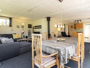 Nibe6 person holiday home in Nibe的用餐室和带桌子的客厅