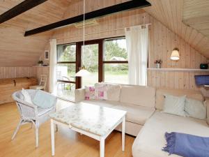 乌尔夫堡6 person holiday home in Ulfborg的客厅配有白色的沙发和桌子