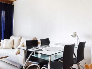 Klint2 person holiday home in Nyk bing Sj的一间带桌子和白色沙发的用餐室