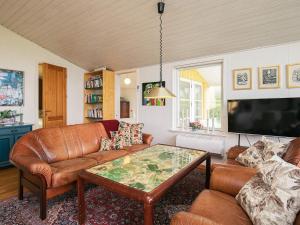 布罗Holiday home Brenderup Fyn IX的带沙发和咖啡桌的客厅