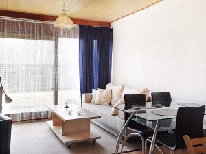 Klint2 person holiday home in Nyk bing Sj的客厅配有沙发和桌子