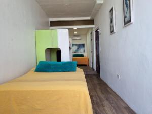 科隆Casa Bajo Congo的一间卧室配有一张带蓝色枕头的床