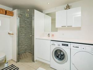 斯卡恩4 star holiday home in Skagen的白色的厨房配有洗衣机和淋浴。