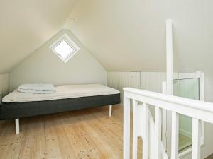 斯卡恩4 star holiday home in Skagen的阁楼卧室设有床和窗户。