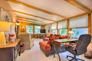 罗切斯特Elegant Home with Deck, 5 Blocks to Mayo Clinic的带沙发和书桌的客厅