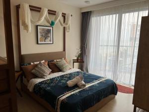 关丹Timur Bay by Dream View Studio的一间卧室设有一张床和一个大窗户
