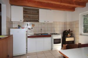 兹曼Secluded fisherman's cottage Krknata, Dugi otok - 397的厨房配有白色橱柜和白色冰箱。